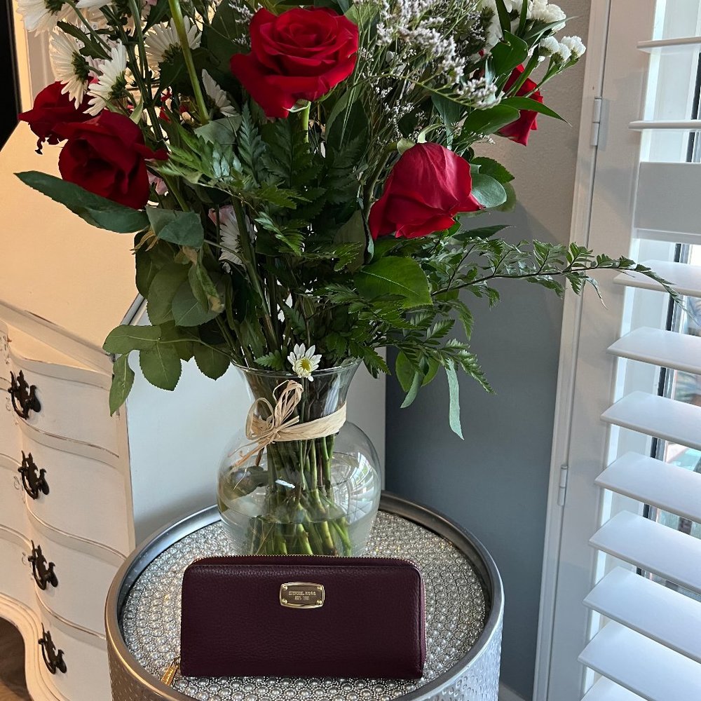 Michael KORS LIKE NEW Burgundy Wallet